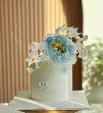 Bánh kem hoa mẫu đơn giấy gạo xanh dương