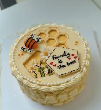 Bánh bông lan trứng muối vẽ tổ ong Family is the best