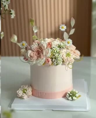 Bánh kem bó hoa kem sữa tươi hồng và trắng