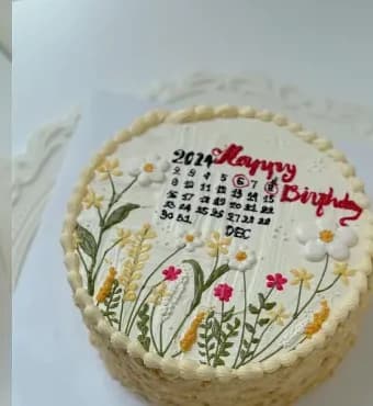 Bánh bông lan trứng muối vẽ lịch Happy Birthday