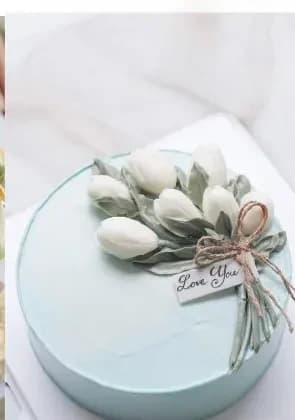 Bánh kem xanh mint bó tulip trắng gắn thẻ Love You