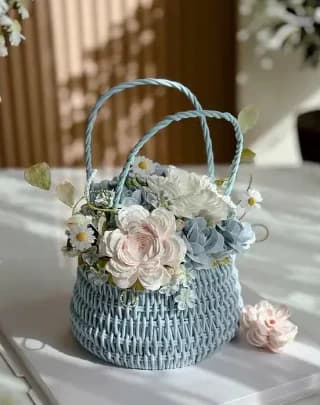 Bánh kem giỏ hoa kem sữa tươi xanh dương và trắng