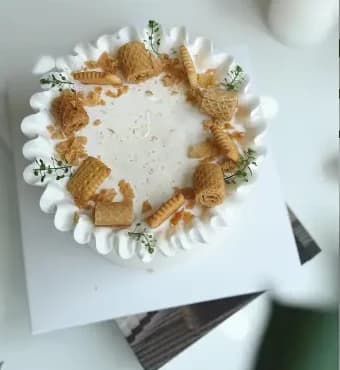 Bánh kem Top-Whip mặt bánh phủ biscuit