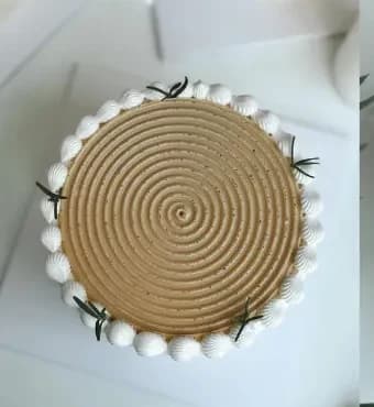Bánh kem Top-Whip swirl cà phê viền kem trắng