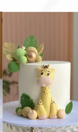 Bánh kem tạo hình hươu cao cổ vàng