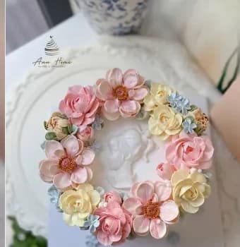 Bánh kem bắt hoa vòng hoa hồng vàng pastel